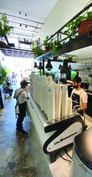 تقيد بالإجراءات في المطاعم   (مكة)