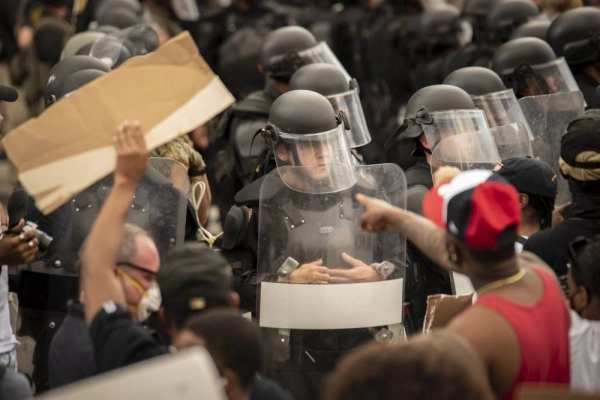 






الشرطة تحاول فض إحدى المظاهرات بأمريكا                                                (د ب أ)