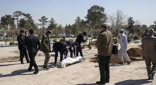 






إيرانيون يستعدون لدفن أحد المتوفين بفيروس كورونا                                                (مكة)