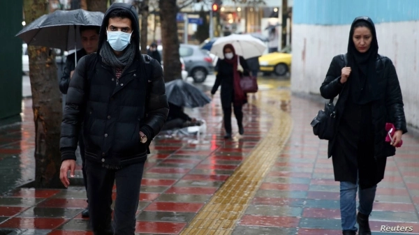 






إيراني يرتدي كمامة لمنع الإصابة بفيروس كورونا في أحد شوارع طهران