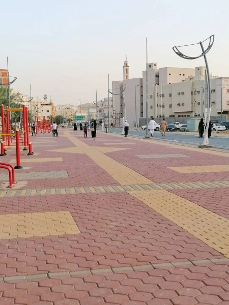 عدد من الشباب والسيدات يمارسون رياضة المشي في ممشى بطحاء قريش بمكة المكرمة خلال فترة منع التجول (أنس الحارثي)