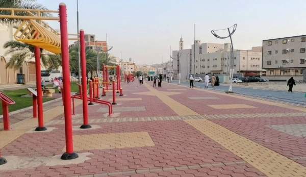 عدد من الشباب والسيدات يمارسون رياضة المشي في ممشى بطحاء قريش بمكة المكرمة خلال فترة منع التجول (أنس الحارثي)