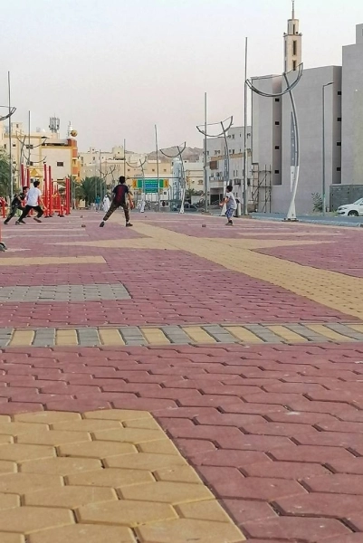 عدد من الشباب والسيدات يمارسون رياضة المشي في ممشى بطحاء قريش بمكة المكرمة خلال فترة منع التجول (أنس الحارثي)