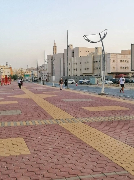 عدد من الشباب والسيدات يمارسون رياضة المشي في ممشى بطحاء قريش بمكة المكرمة خلال فترة منع التجول (أنس الحارثي)