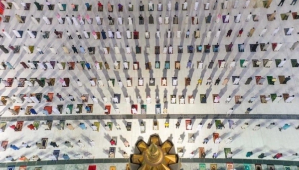 من تطبيق التباعد بين المصلين في المسجد النبوي الشريف                (مكة)