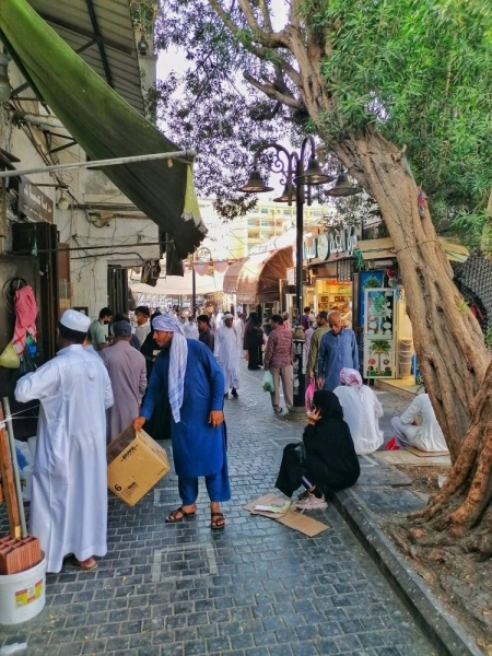 سلوكيات مخالفة بعدم تطبيق الاحترازات داخل أحد الأسواق الشعبية بجدة (أنس الحارثي) 