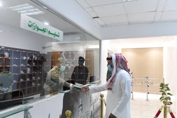 موظف الجوازات يستقبل أحد المراجعين 