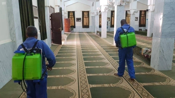 






تعقيم أحد الجوامع تأهبا لصلاة الجمعة                     (مكة)