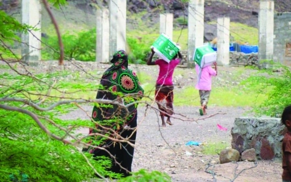 



فريق مركز الملك سلمان يوصل المساعدات لأماكن المتضررين                                  (واس)