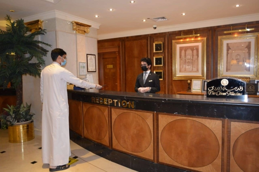 تطبيق التباعد عبر ملصقات أرضية توضيحية  (مكة)