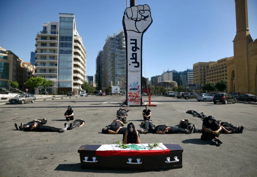 مشهد لتشييع علم لبنان بمشاركة المحتجين (د ب أ)