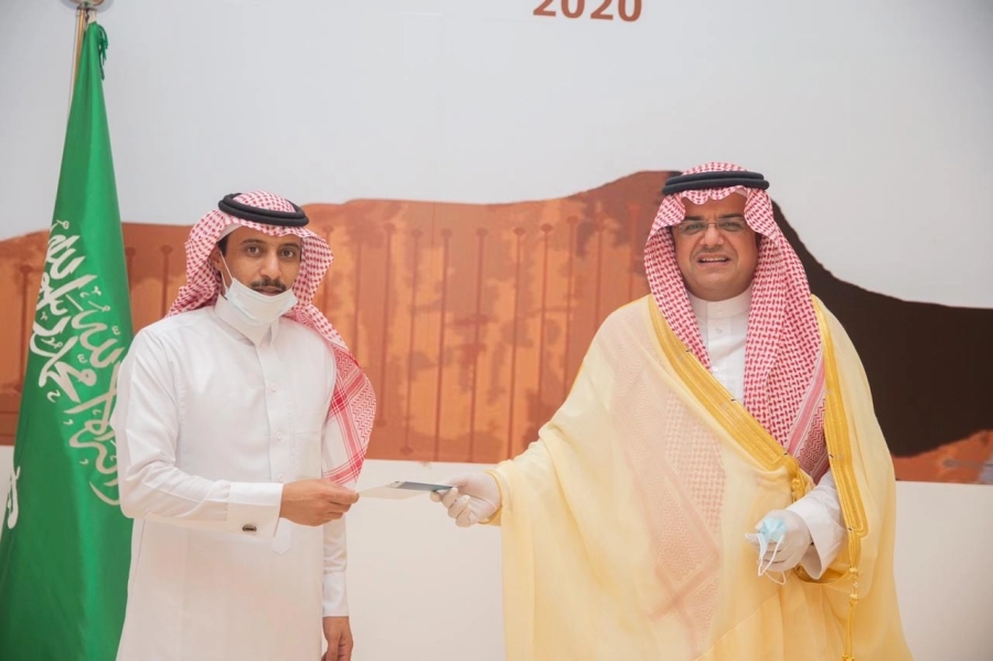 محافظ حفر الباطن ورئيس مجلس المسؤولية الاجتماعية (الفاء) يكرم الفائزين بمسابقة بيت القصيد