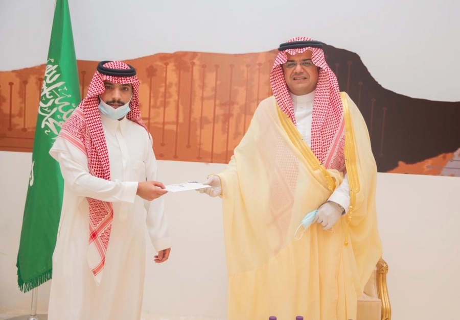 محافظ حفر الباطن ورئيس مجلس المسؤولية الاجتماعية (الفاء) يكرم الفائزين بمسابقة بيت القصيد