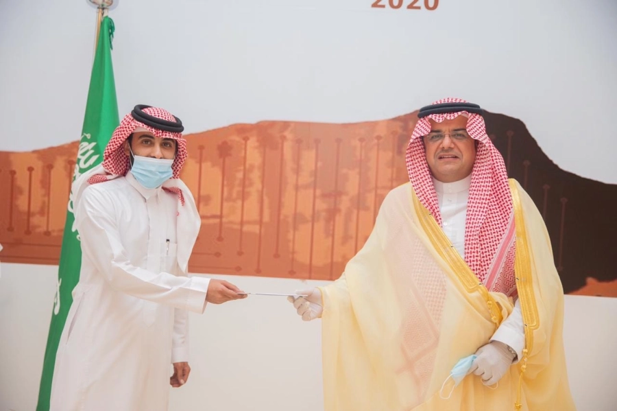 محافظ حفر الباطن ورئيس مجلس المسؤولية الاجتماعية (الفاء) يكرم الفائزين بمسابقة بيت القصيد