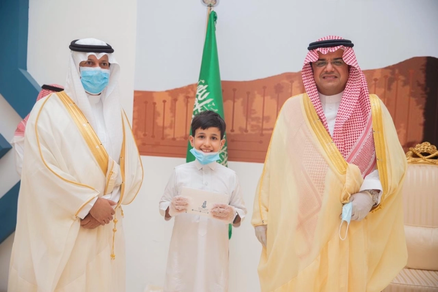 محافظ حفر الباطن ورئيس مجلس المسؤولية الاجتماعية (الفاء) يكرم الفائزين بمسابقة بيت القصيد