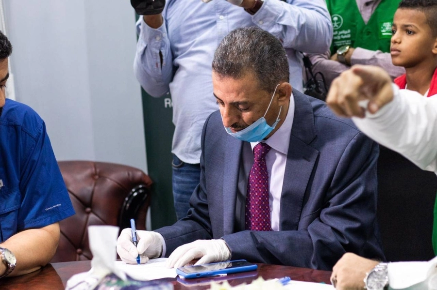 البرنامج السعودي لتنمية وإعمار اليمن يبدأ تأهيل ورصف طرقات عدن