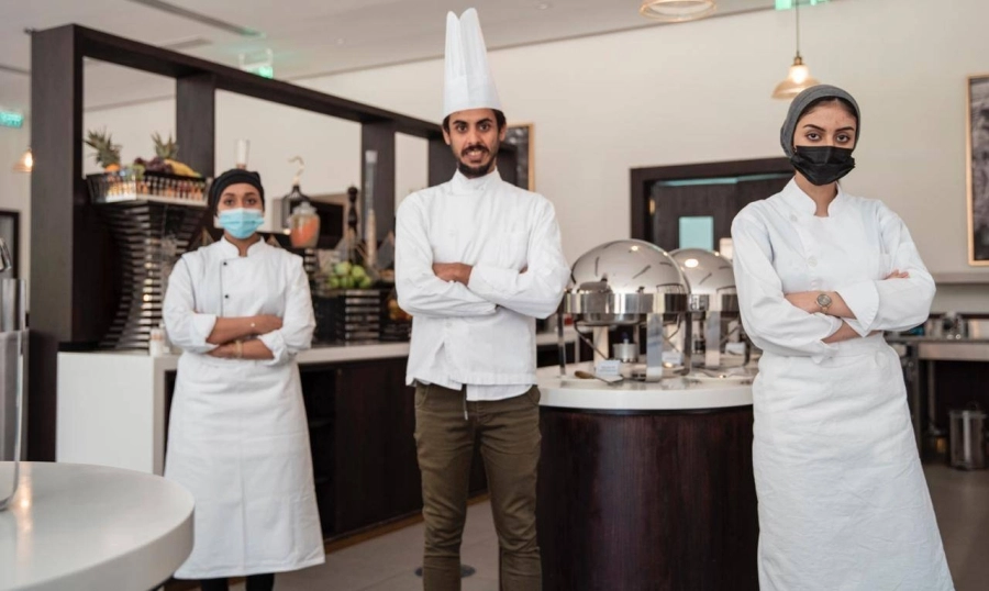 خريجو برنامج فيراندي الرائدة لفنون الطهي يبدؤون عملهم في العلا