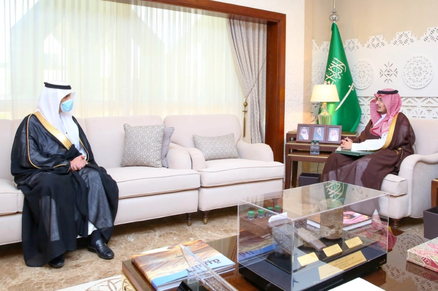نائب أمير الشرقية يلتقي الرئيس التنفيذي المكلف لشركة مطارات الدمام
