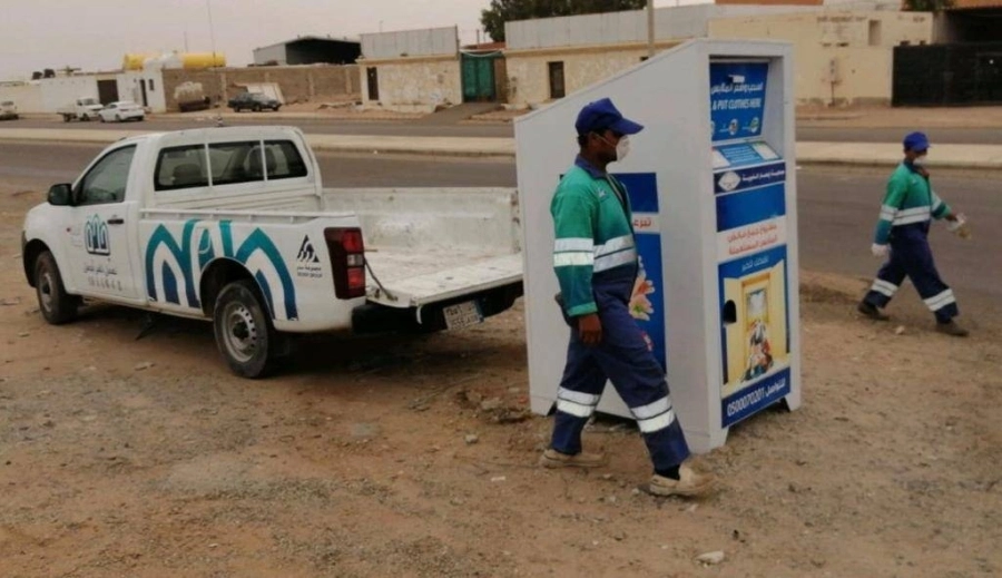 عمال الأمانة خلال سحب الحاويات المخالفة (مكة)