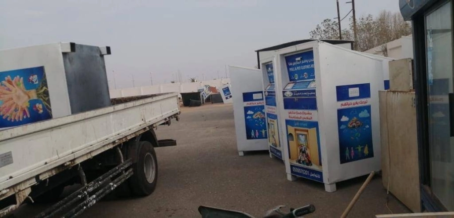 عمال الأمانة خلال سحب الحاويات المخالفة (مكة) 