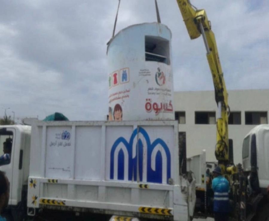 عمال الأمانة خلال سحب الحاويات المخالفة (مكة) 