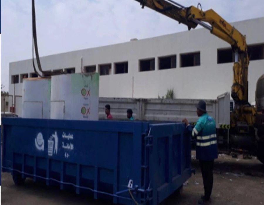 عمال الأمانة خلال سحب الحاويات المخالفة (مكة) 