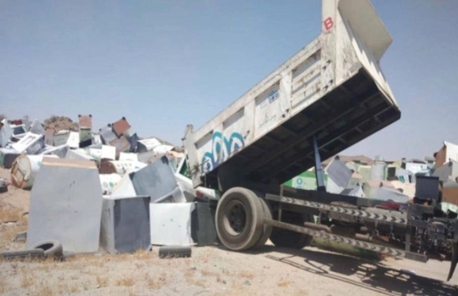 عمال الأمانة خلال سحب الحاويات المخالفة (مكة) 