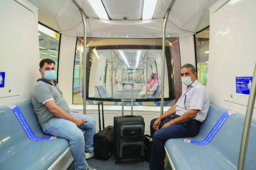 المسافرون في إحدى عربات الناقل 