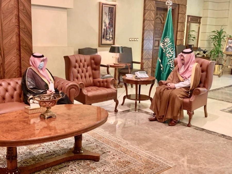 الأمير مشعل بن ماجد مع مدير عام فرع وزارة الموارد البشرية والتنمية الاجتماعية بمنطقة مكة المكرمة