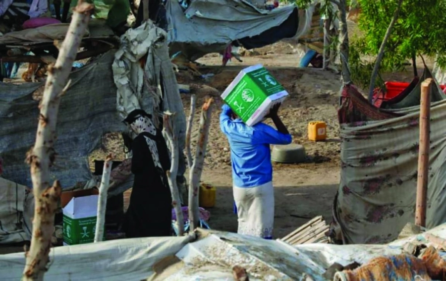 



أحد المستفيدين وسط خيام اللاجئين                     (مكة)