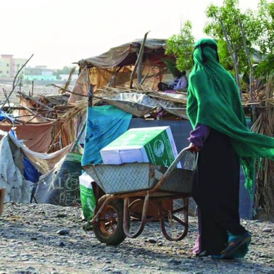 



يمنية تحمل السلة الغذائية    (واس)