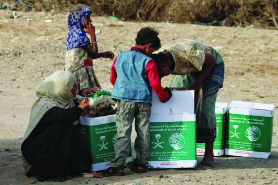 أسرة يمنية تسلمت السلة الغذائية (واس)