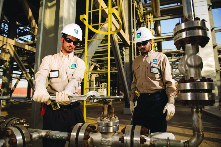 مهندسان يعملان في الشركة   (أرامكو)