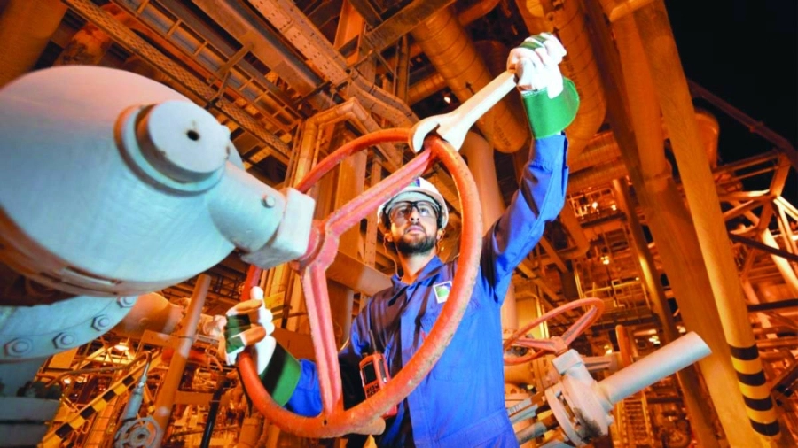 مهندس أثناء عمله  (أرامكو)