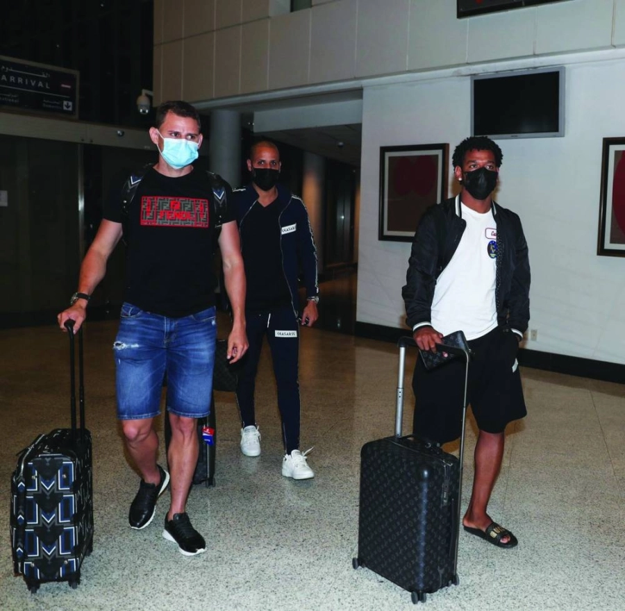 



رومارينهو وبعض أعضاء الجهاز الفني عقب وصولهم أمس     (إعلامي الاتحاد)