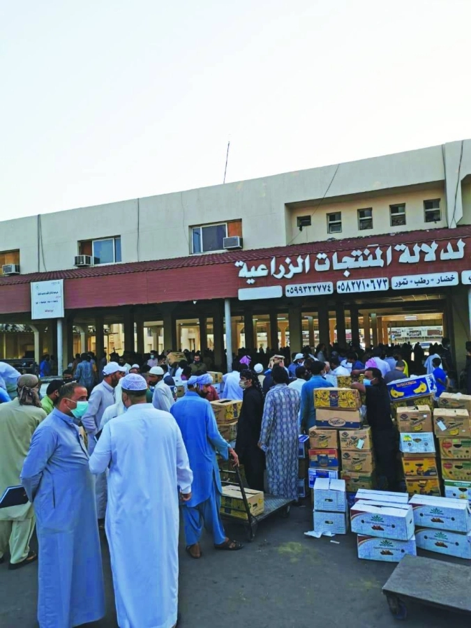 زحام سوق الخضار والفواكه كما بدا أمس (مكة)