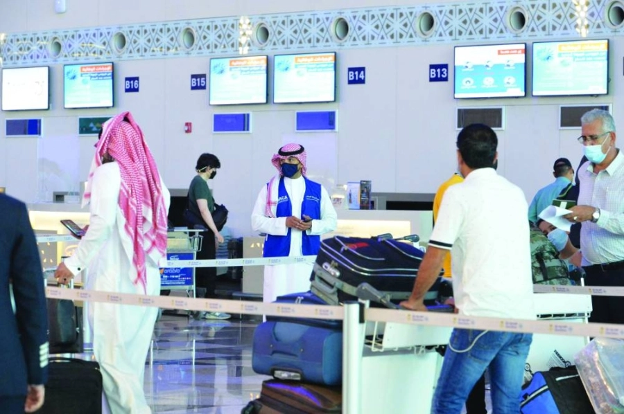مسافرون ينهون إجراءاتهم بأحد المطارات (مكة)