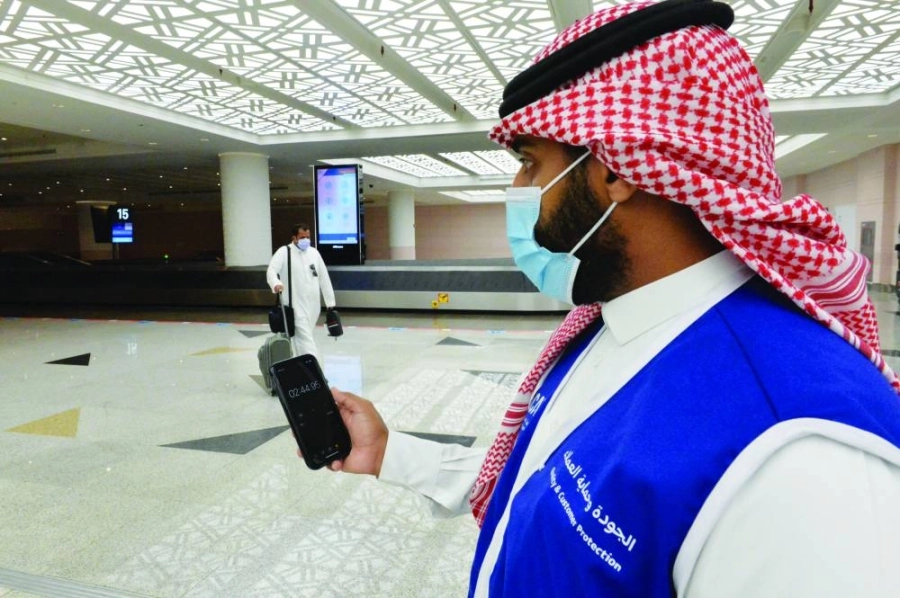 موظف يتابع آلية العمل (مكة)