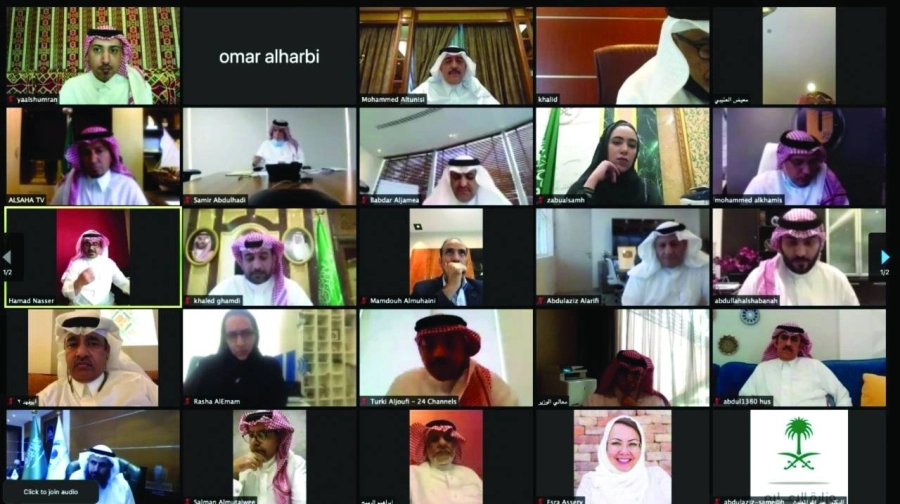  ماجد القصبي خلال اجتماعه مع مسؤولي القنوات التلفزيونية والإذاعية                                        )مكة )  