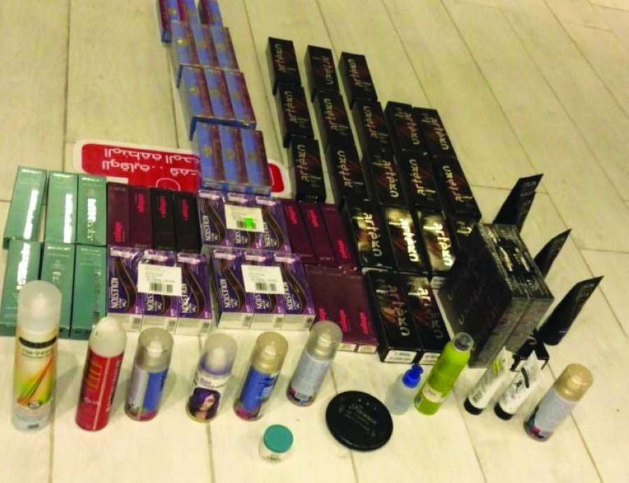 






مواد تجميل داخل أحد الصالونات                              (مكة)