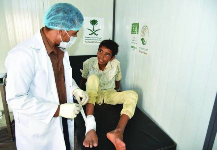 






طبيب يعالج قدم طفل يمني      (واس)