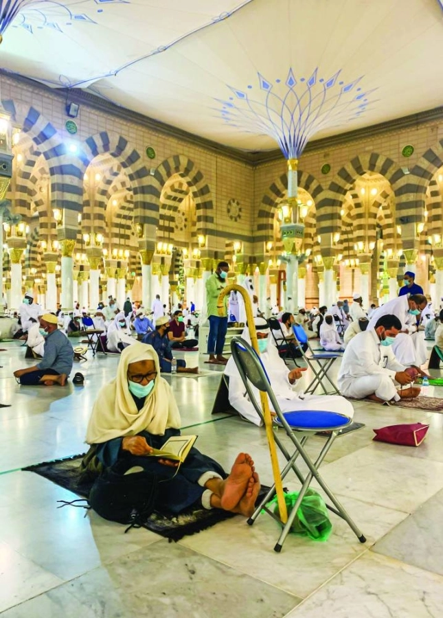 مسن يقرأ القرآن بالمسجد النبوي مع الالتزام بالإجراءات الاحترازية        (أنس الحارثي)