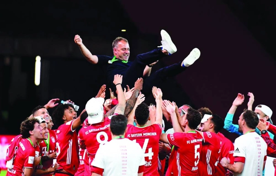لاعبو بايرن ميونخ يحتفلون بمدربهم فيلك (د ب أ)