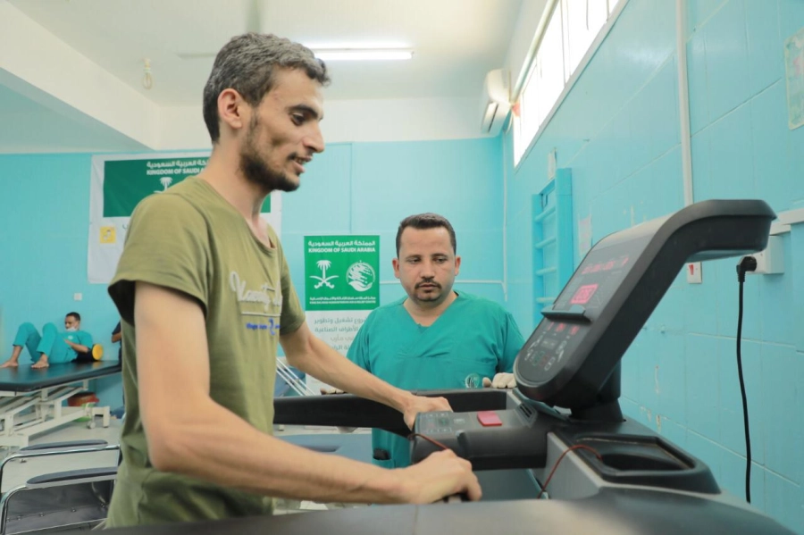 المستفيدون من مركزي الأطراف الصناعية بمأرب وتعز المدعومين من مركز الملك سلمان للإغاثة يعبرون عن شكرهم للمملكة