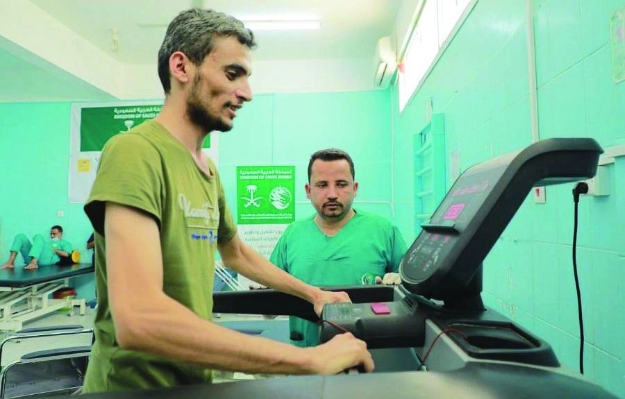 






يمني في عملية تأهيل بعد تركيب رجل صناعية