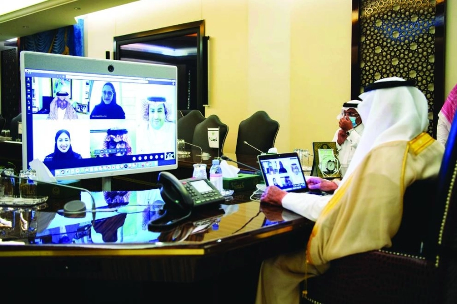 






خالد الفيصل خلال اللقاء عبر الاتصال المرئي                                        (مكة)