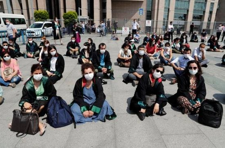 






احتجاج المحاميات أمام البرلمان                                    (مكة)