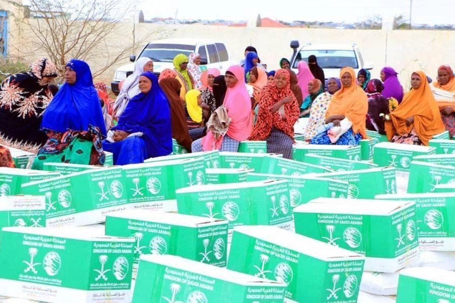 






سيدات ينتظرن الحصول على السلال والمواد الإيوائية                      (واس)