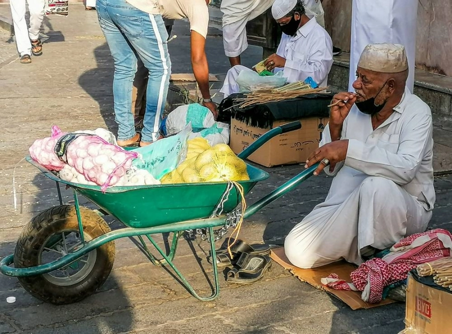






مُسن يستخدم عربة صغيرة لبيع بضاعته البسيطة من الثوم والبطاطس في أحد الأسواق الشعبية بجدة                  (أنس الحارثي)