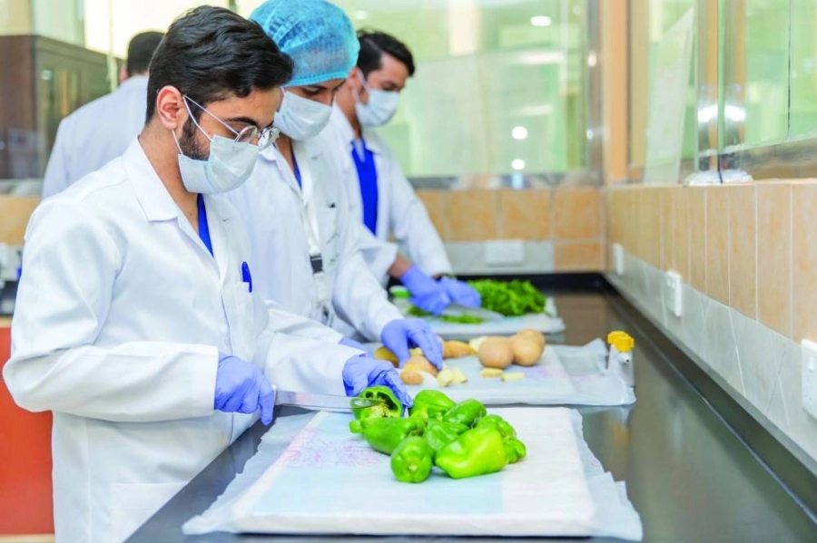 






 فحص عينات من الخضار والفاكهة